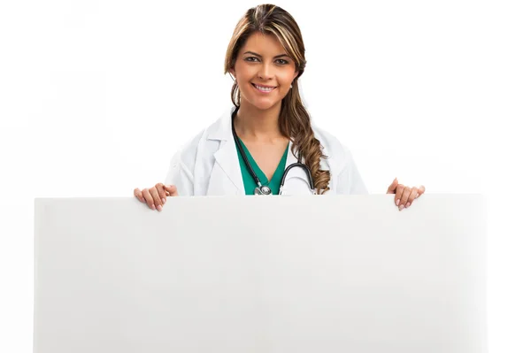 Nő orvos holding fehér üres banner. — Stock Fotó