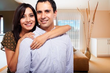 mutlu genç bir çift yeni evlerinde