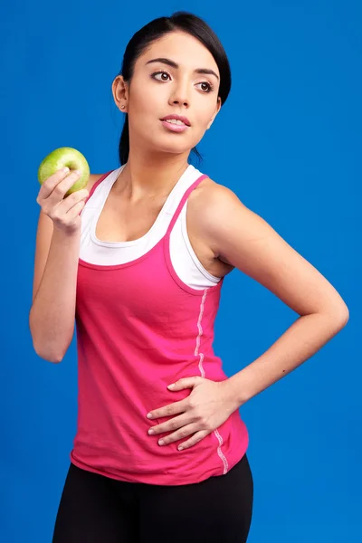 健康概念: 年轻健康苗条的女人抱着青苹果奥雅纳 — 图库照片