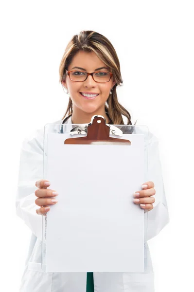 Sorrindo médico mulher médico segurando branco pape vazio — Fotografia de Stock