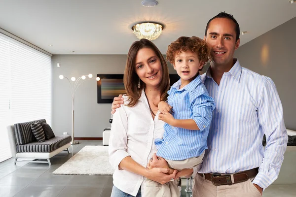 Jovem família feliz em casa — Fotografia de Stock