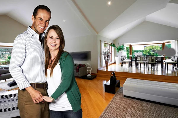 Jovem casal feliz em sua nova casa — Fotografia de Stock