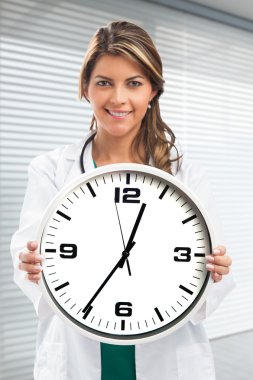 kadın doktor holding saati