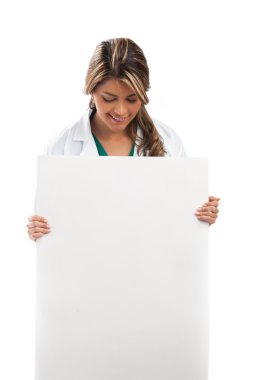 kadın doktor beyaz boş afiş tutarak.