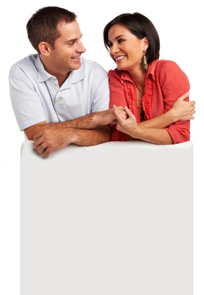 Unga lyckliga paret med kopia utrymme för text på vit Tom banne — Stockfoto