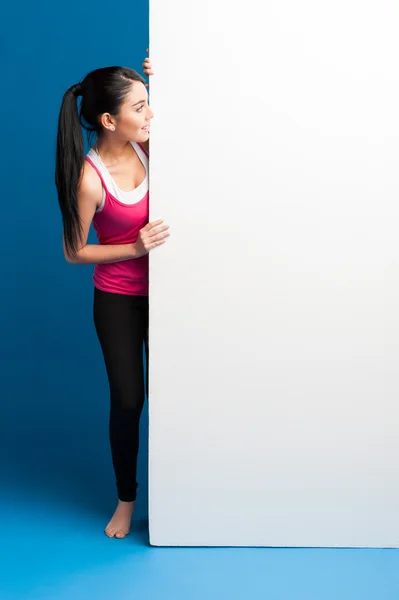 Fitness žena držící bílý prázdný nápis — Stock fotografie