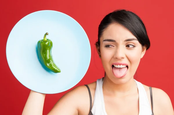 Jovem mulher saudável não gosta de vegetais dieta — Fotografia de Stock