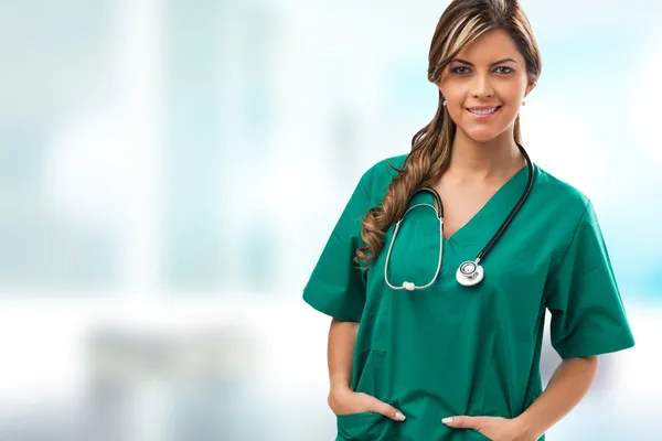 tıbbi kadın doktor stetoskop ile gülümseyen