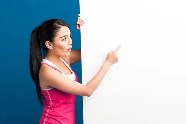 Fitness žena držící bílý prázdný nápis — Stock fotografie