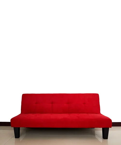 Piros kanapé a nappaliban üres — Stock Fotó