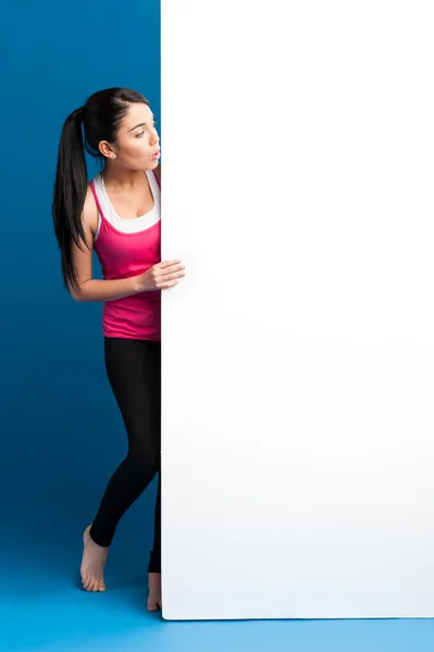 Fitness donna in possesso di banner vuoto bianco — Foto Stock