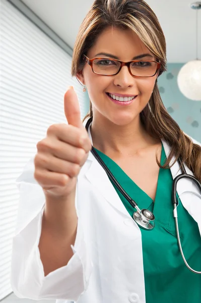 Smiling medical woman doctor.. Thumb up — Stock Photo, Image