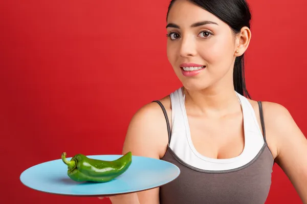 Joven mujer sana sosteniendo verduras — Foto de Stock