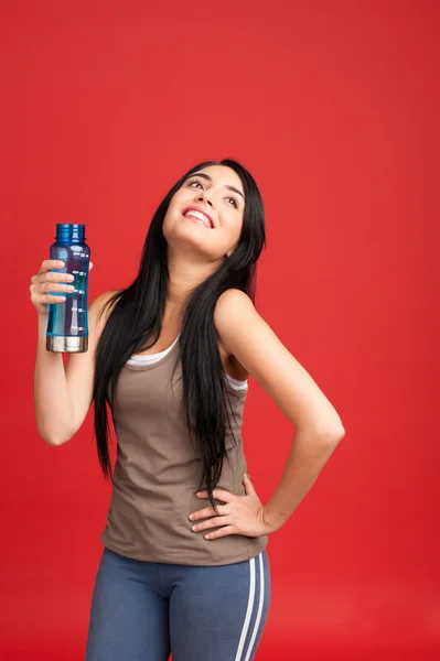Fiatal, egészséges nő ivóvíz — Stock Fotó