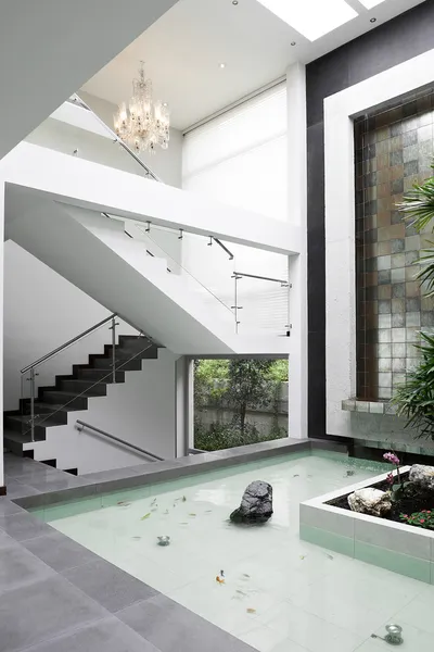 Design d'intérieur : Escaliers et cascade — Photo