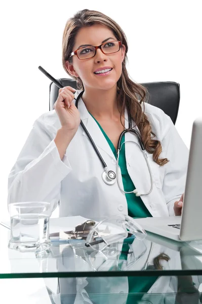 Femme médecin au bureau avec ordinateur portable — Photo