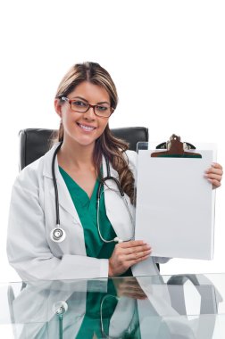 kadın doktor masada beyaz kağıt tutan