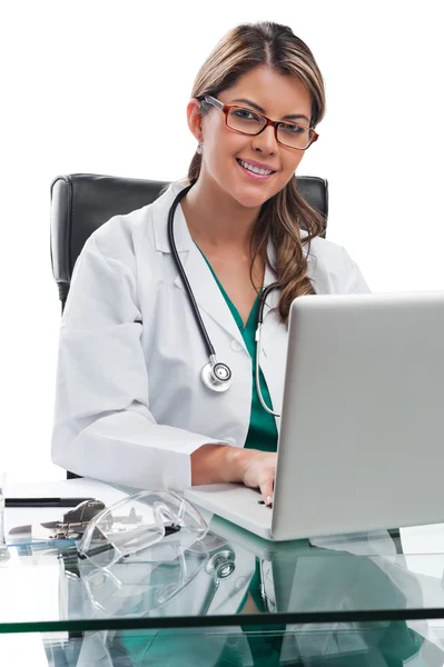 Kobieta lekarz na biurko z laptopa — Zdjęcie stockowe