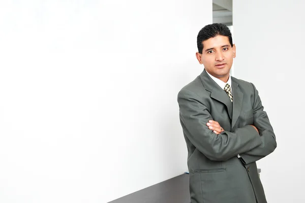 Geschäftsmann im Büro — Stockfoto