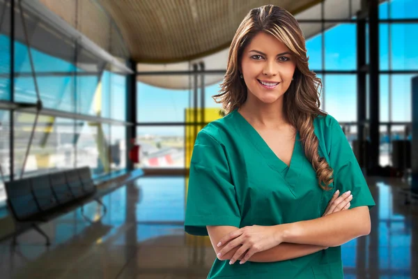 Femme médicale souriante médecin à l'hôpital — Photo