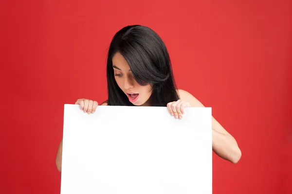 Женщина с белым пустым плакатом — стоковое фото