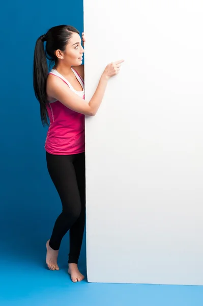 Fitness donna in possesso di banner vuoto bianco — Foto Stock