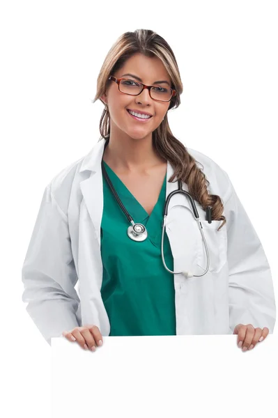 Doktor žena držící bílý prázdný nápis. — Stock fotografie