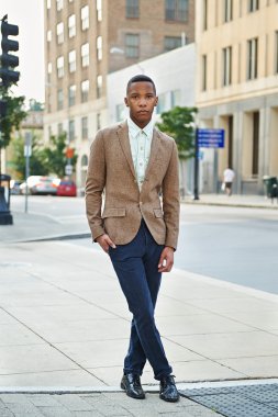 Genç başarılı Afrikalı - Amerikalı iş adamı yürüyüş