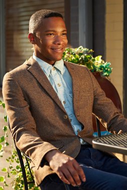 Genç başarılı Afrikalı - Amerikalı iş adamı rahat