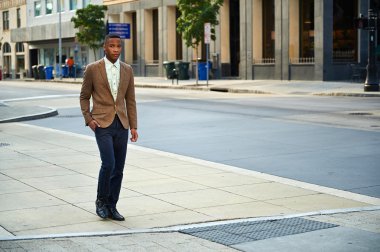 Genç başarılı Afrikalı - Amerikalı iş adamı yürüyüş