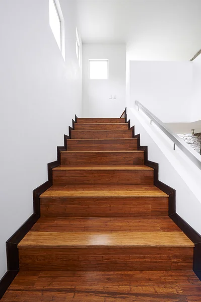 Diseño interior: Modernas escaleras de madera — Foto de Stock