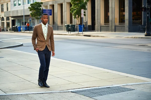 年轻成功非洲-美国商业男人走在 — 图库照片