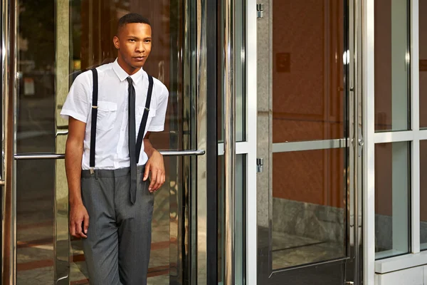 Joven hombre de negocios negro exitoso en la ciudad — Foto de Stock