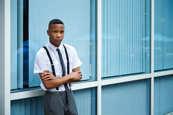 Joven hombre de negocios negro exitoso en la ciudad — Foto de Stock