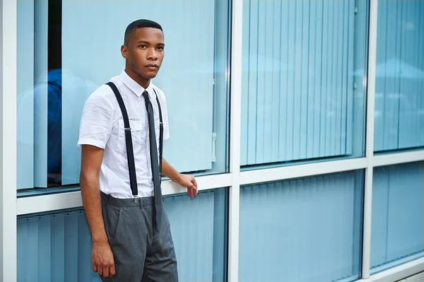 Joven hombre de negocios negro exitoso en la ciudad — Foto de Stock