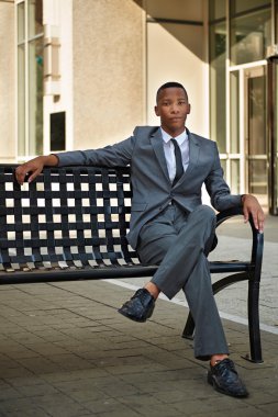 Genç başarılı Afrikalı - Amerikalı iş adamı rahat