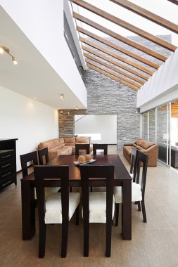 İç tasarım: Modern yemek ve oturma odası, büyük boş wh