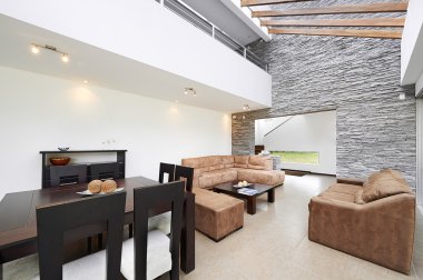 İç tasarım: büyük boş beyaz duvar ile Modern oturma odası