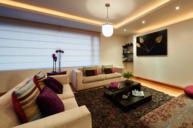 İç tasarım: büyük modern oturma odası