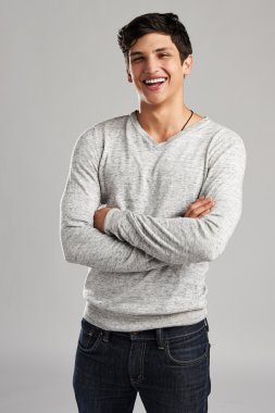 man met de handen gevouwenadamın elleri katlanmış