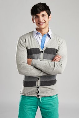 man met de handen gevouwenadamın elleri katlanmış