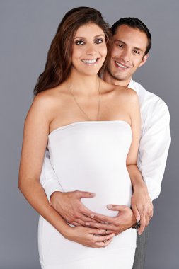 Genç hamile mutlu çift