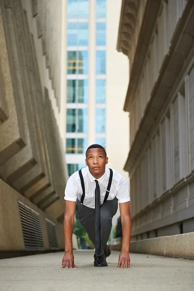 Joven hombre de negocios exitoso iniciando una carrera — Foto de Stock