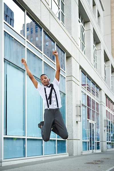 검정 사업을 성공으로 젊은 남자가 도시에 점프 — 스톡 사진