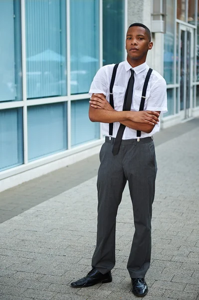 Mladý úspěšný černá obchodní muž ve městě — Stock fotografie