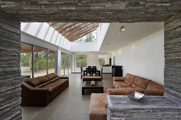 Design de interiores: Sala de estar moderna com grande parede branca vazia — Fotografia de Stock
