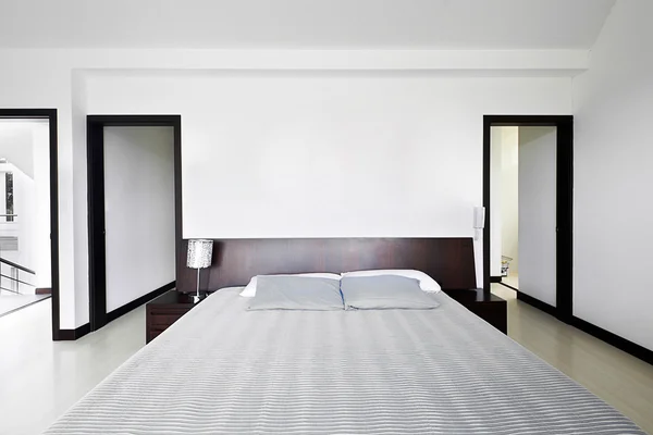 Série de design d'intérieur : Chambre moderne avec grand mur blanc vide — Photo