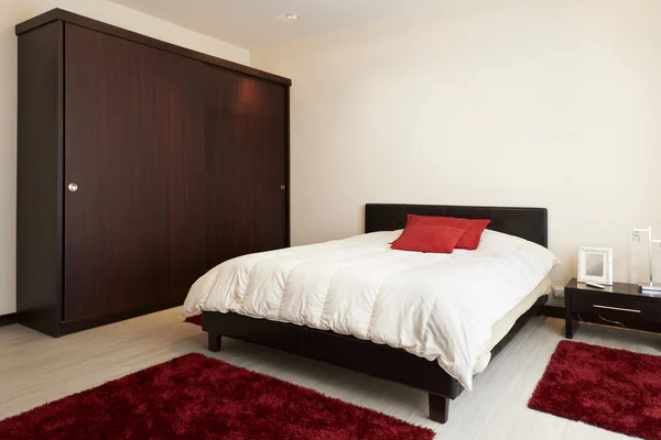 Interior Design: Bedroom with big empy wall — Stock Photo, Image