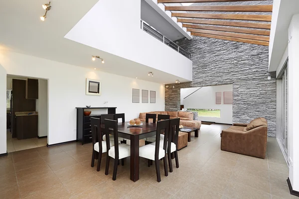 Diseño interior: Sala de estar moderna con gran pared blanca vacía — Foto de Stock