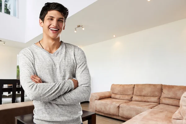 Feliz joven casual en apartamento moderno — Foto de Stock